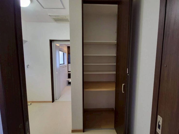 タオルや着替え、洗剤・シャンプーのストックなどを収納するのに便利な収納棚付きです!