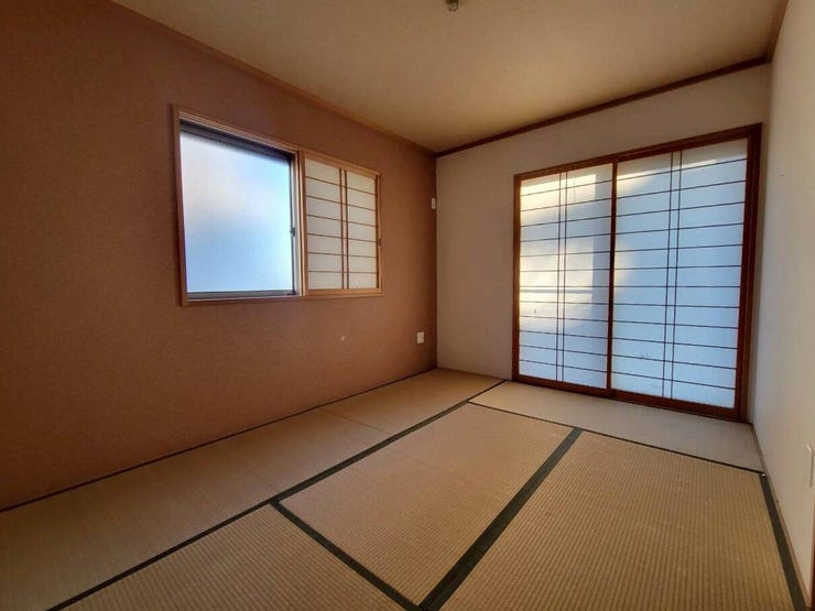 【1F 6帖】
押入付きの和室。布団の出し入れもすぐにでき、急な来客のお泊りにもすぐに対応ができます!