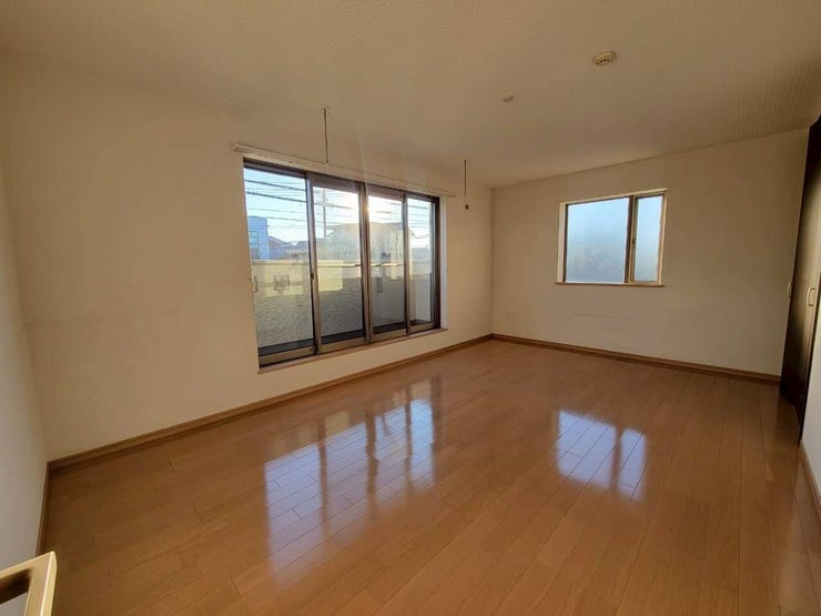 【2F 10.87帖】
バルコニーに面している明るくて開放感のある広々10帖超えの主寝室です。