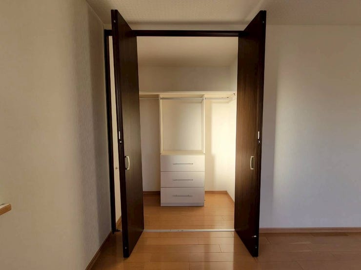 【2F 10.87帖】
クローゼット内は収納棚が備え付けられており、収納がしやすくなっています!