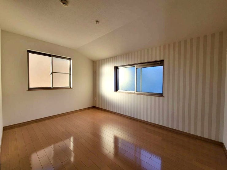 【2F 7.03帖】
ストライプのアクセントクロスが可愛いお部屋です。
お子様の一人部屋デビューにもいいですね♪