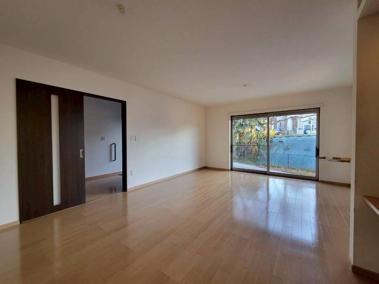 柔らかな日差しが温かく包み込む、温もりに溢れた20帖のリビング空間♪