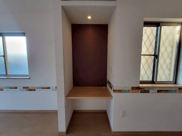 飾り棚があるリビング。
写真や絵を飾ってもいいですね♪