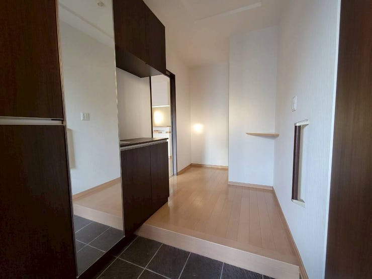 ゆったりとした広さと清潔感のある玄関!
シューズボックスに姿見があるので、出かける前に身だしなみのチェックができますね◎