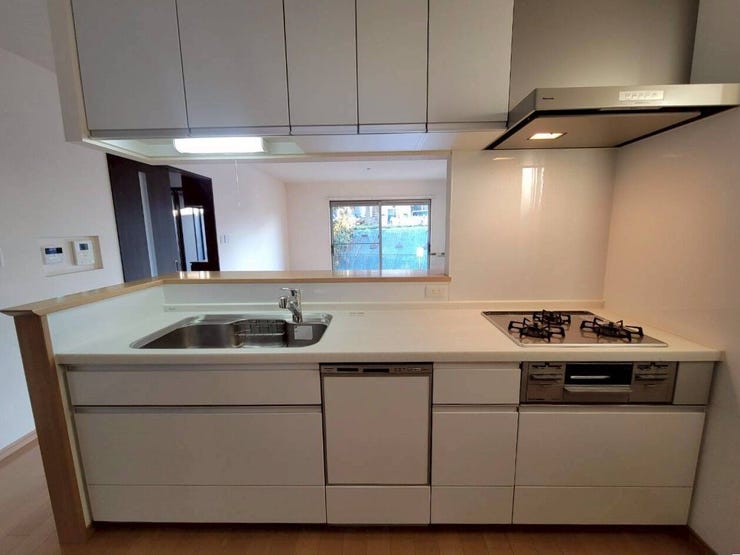 システムキッチン♪収納たっぷりで、調理器具や調味料も出し入れもしやすいですね!