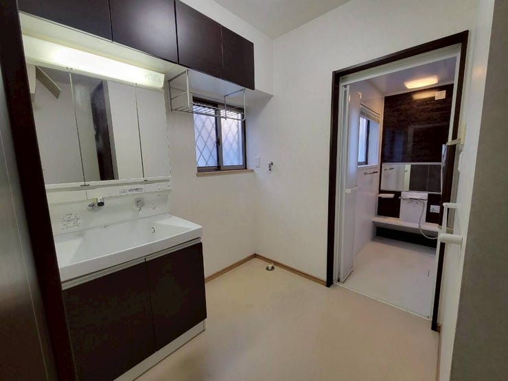 清潔感のある洗面所。窓もあるので換気もしっかりできます!