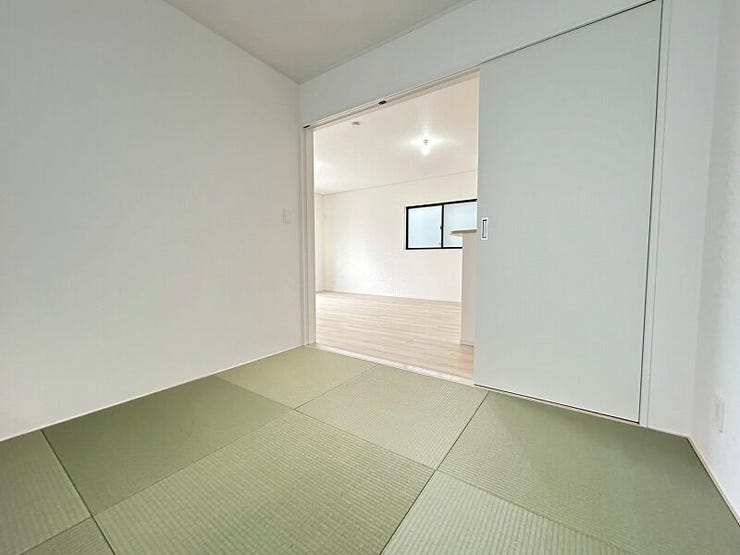 畳のぬくもりを感じながら、くつろぎの時間を過ごせる落ち着いた和室です