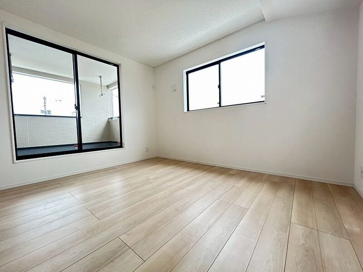 バルコニーに面した明るい洋室