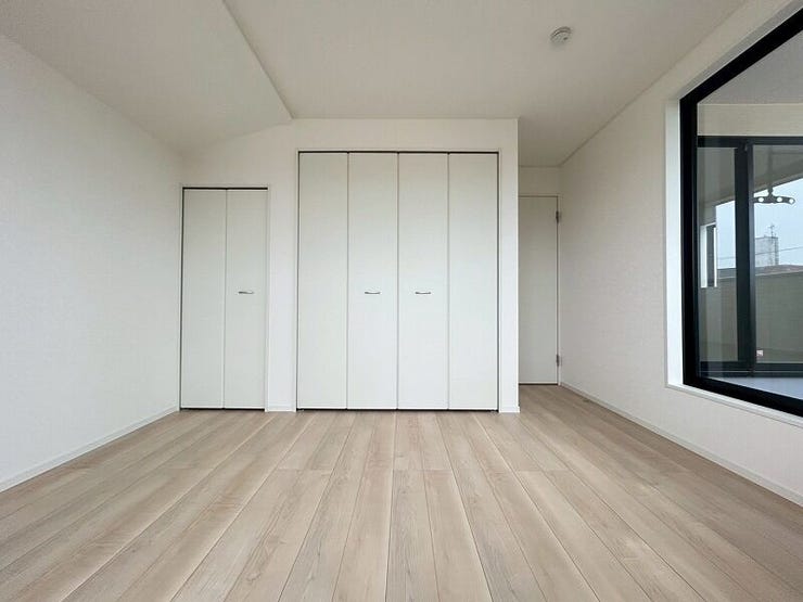 バルコニーに面しており、明るく開放的な洋室です。寝室や子ども部屋としてもおすすめ