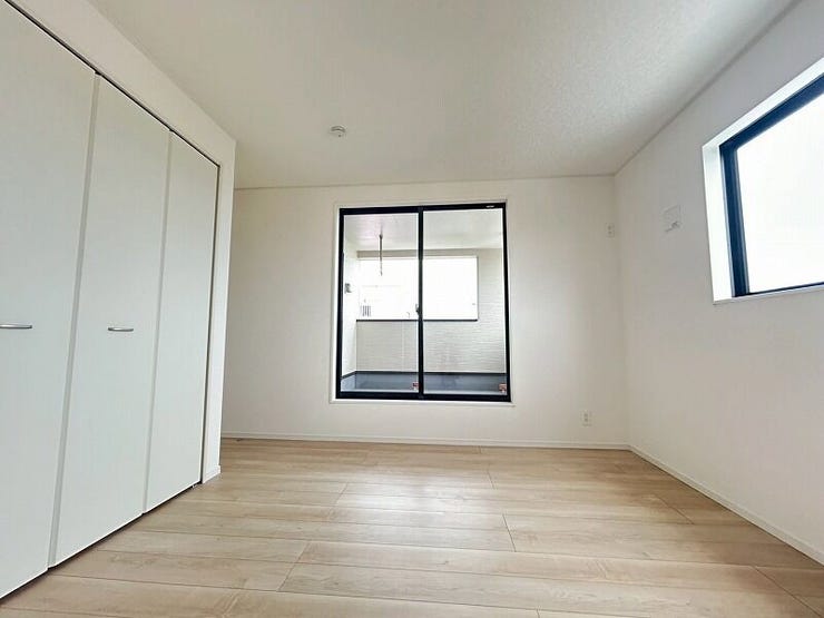 柔らかな陽射しが入り、心地よい時間を過ごせる洋室です