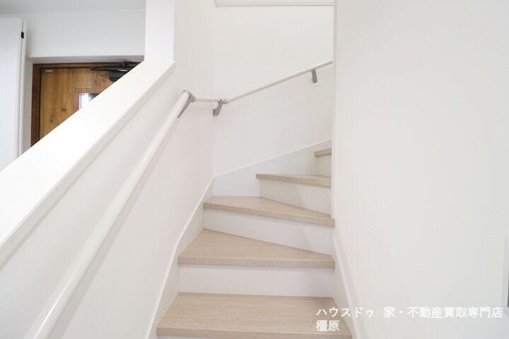 リビングを通らずに2階へ行ける配置。プライバシーも保たれ、お部屋の冷暖房効率も損ないません。