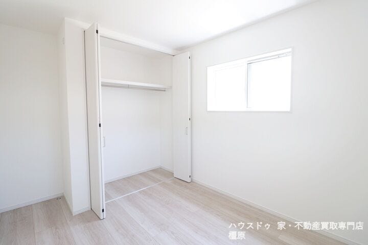 パイプハンガーや枕棚を活用することで利便性も向上します。