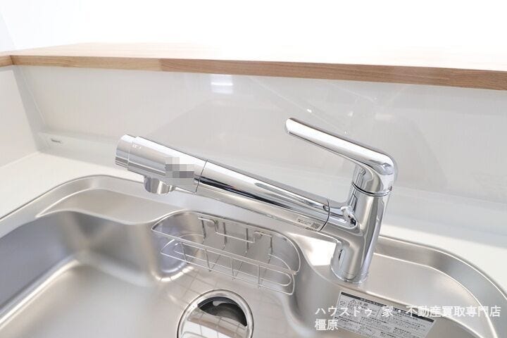 水栓一体型の浄水器は場所を取らずにきれいな水がいつでも利用できます。