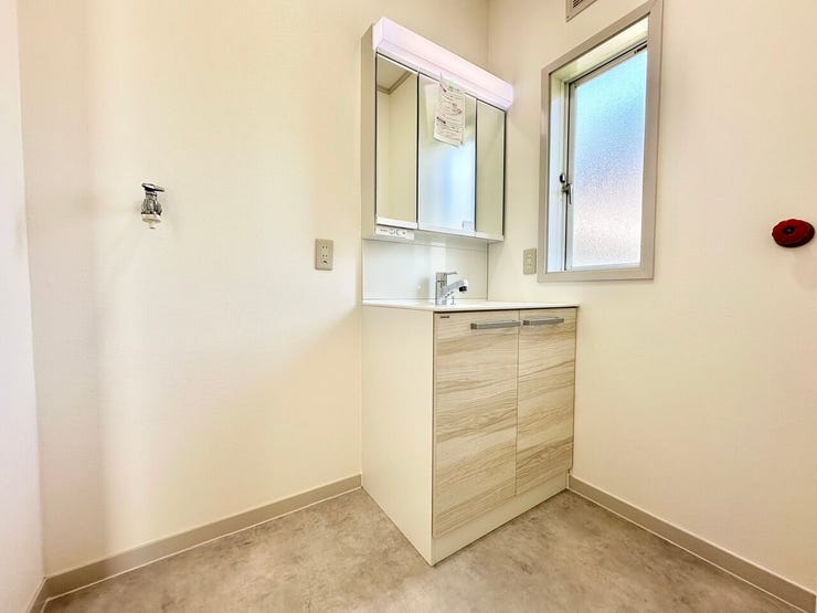 洗面台は大容量収納の三面鏡タイプ♪