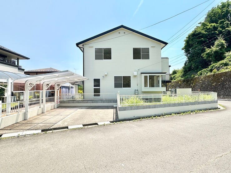 並列駐車2台可能♪カーポート1台分付き♪