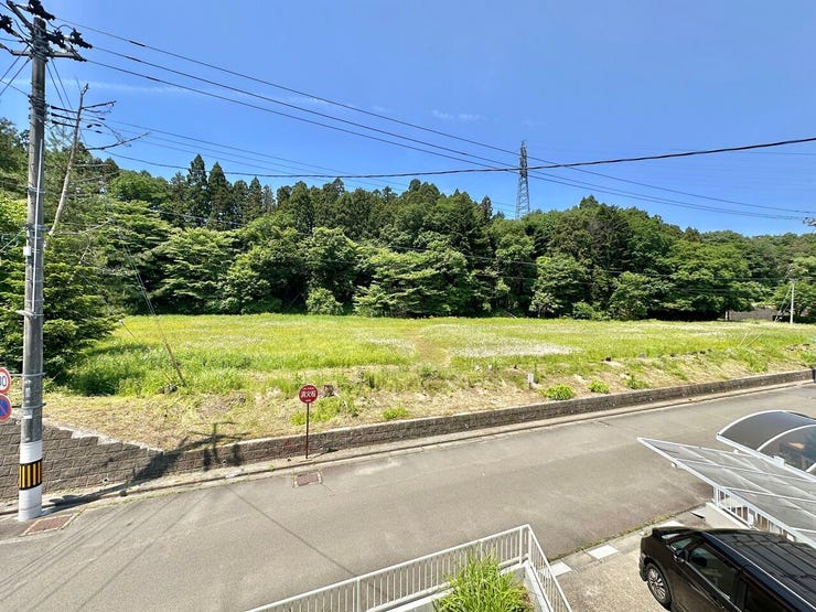 隣地は緑地のため開放的な立地♪