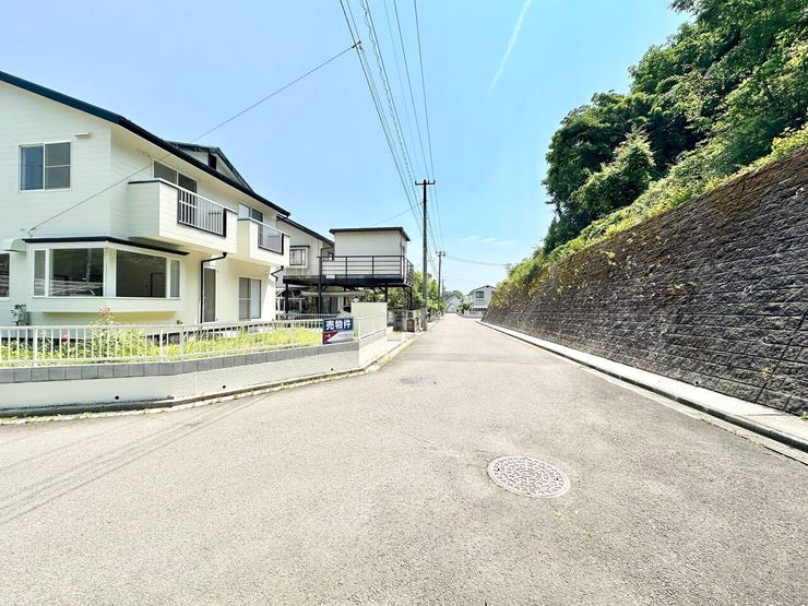 前面道路は道幅が広く駐車も楽ちん♪