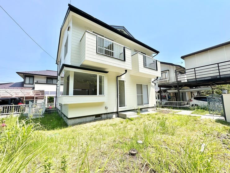 ガーデニングやBBQなども楽しめそうな広々としたお庭付き♪