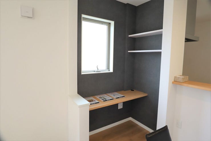 ◇リビングのカウンター◇ 同仕様
コンセントが使えるカウンターが付いていますのでお子さんのお勉強や、パソコン作業などに重宝します♪