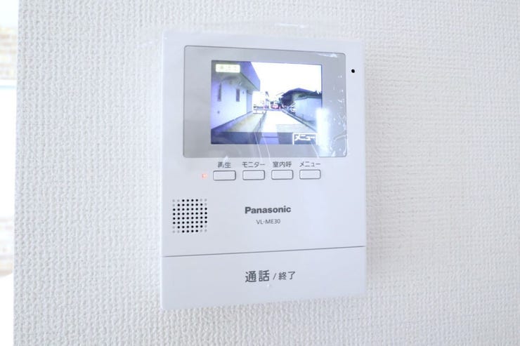 ○カラーモニター付インターホン○ 同仕様
不在時の訪問は自動で録画されます。
訪問者の顔が確認できるのでお子様の留守番にも安心です♪