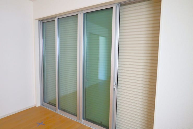 ○シャッター雨戸○ 同仕様
開閉に力が要らないシャッターを採用しています♪
外出時や旅行時の防犯、台風など雨風の強い日にも安心ですね♪