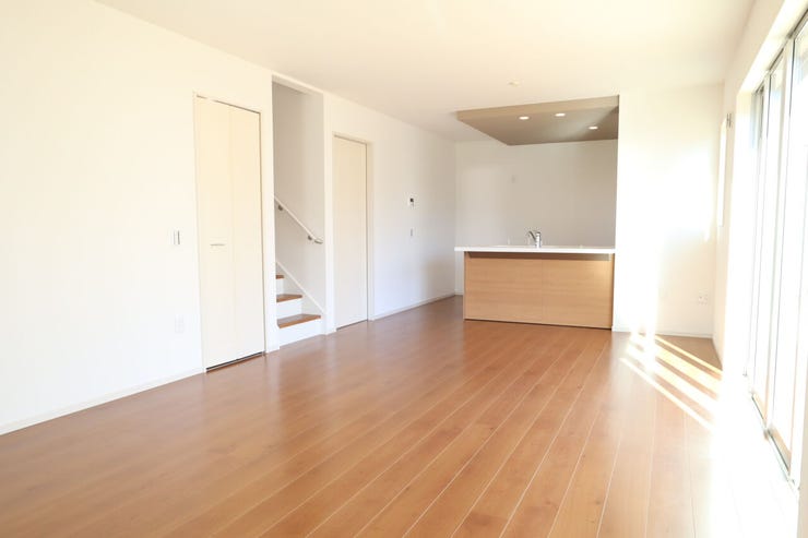 ◇リビング◇ 同仕様
南面を広く取ったリビングは日当たり良好です♪
一家団欒の時間が増えそうですね♪