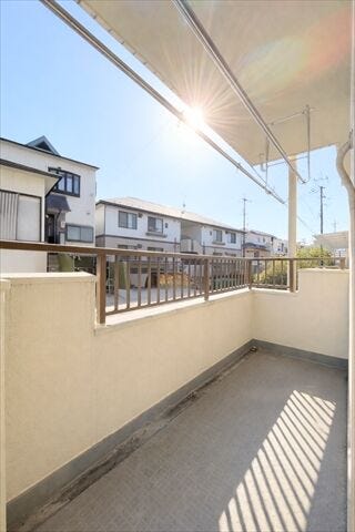 洗濯物を干すだけではなく、おしゃれに活用できれば生活がもっと豊かになります。
光もたっぷり差し込むため、部屋の奥まで自然光が明るく照らします。