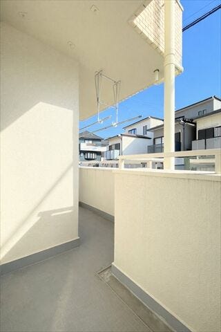 プランターや植木鉢を置いて、野菜や果物、観葉植物、ハーブなどを育てるのもいいですね。
収穫を楽しんだりベランダで育てたハーブを摘んで料理に使ったりできます。