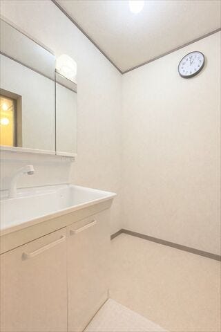 洗濯機のまわりにラックを設置してもいいですね。
洗濯用洗剤や柔軟剤、洗濯カゴなど、洗濯にまつわるグッズを置くことで
家事がスムーズにできそうです。