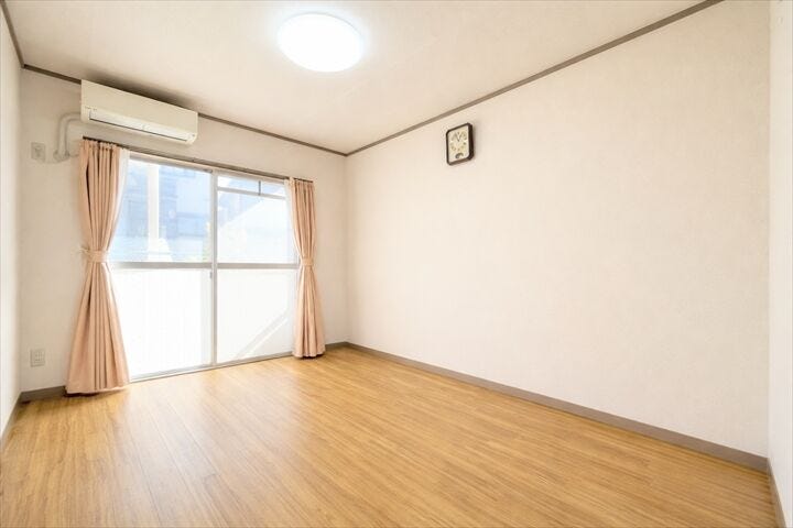 【南側6帖洋室】バルコニーに面したお部屋です。
お天気のいい日にはたっぷりと陽を取り込むことができ、
ベッドの上のお布団もふかふかになりそうですね。