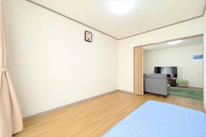 【南側6帖洋室】壁の色、照明や家具をこだわれば
ゆとりのある快適な自由空間づくりができます。