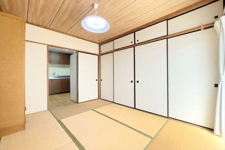 【南側6帖和室】リビングとつながる畳敷きのお部屋は、
お客さまが遊びに来た時にも使えますし、
ちょっと疲れた時にお昼寝できるのもうれしいですね。