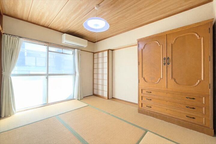 【南側6帖和室】バルコニーへ出入りのすることが出来るお部屋です。
お部屋の中には南向きの窓から暖かな光と風が入り込む素敵な空間になります。