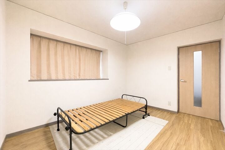 【北側6帖洋室】北向き部屋は柔らかな光が長時間続くので、
勉強やデスクワークなど落ち着いて作業したいという方には
向いているといえます。