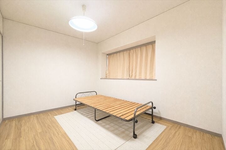 【北側6帖洋室】壁が白いのでプロジェクターを設置して映画やYouTubeなど楽しめます♪
部屋がおしゃれなシアタールームのように変身◎