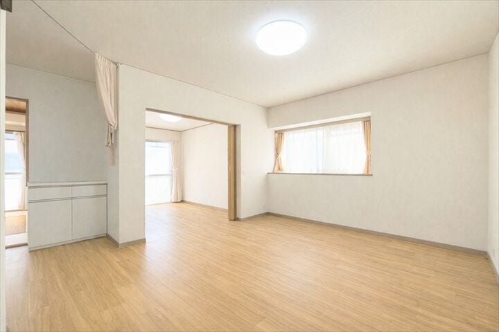 広々とした空間にスッキリと家具を配置すれば、
いつでも片付いた状態をキープできます。