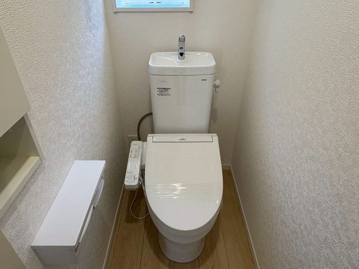便利な棚付き。トイレットペーパーのストックや小物を置くのに重宝します。