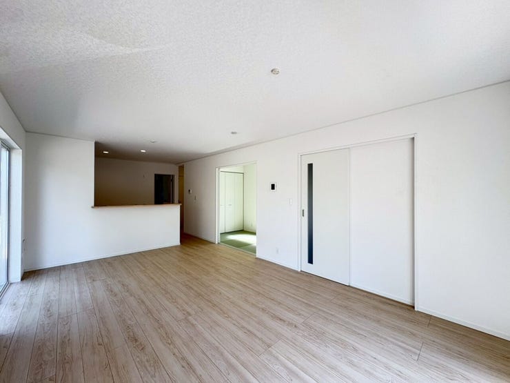 隣接する和室を開放すれば、さらに大空間に!多目的に使えて便利です。