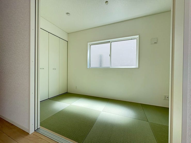 お子様の遊び場や、来客用の寝室としても便利に使える和室です。