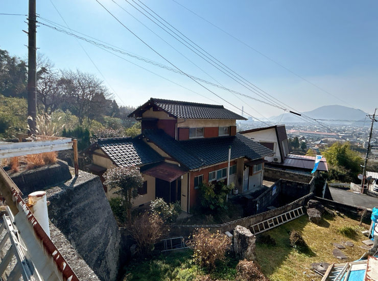 夜には美しい夜景も楽しめそうな、贅沢な立地の住まいです。