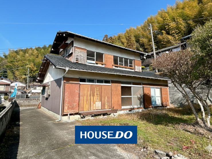 【外観】
緑に囲まれた静かな高台に佇む、日当たり良好な一軒家です!