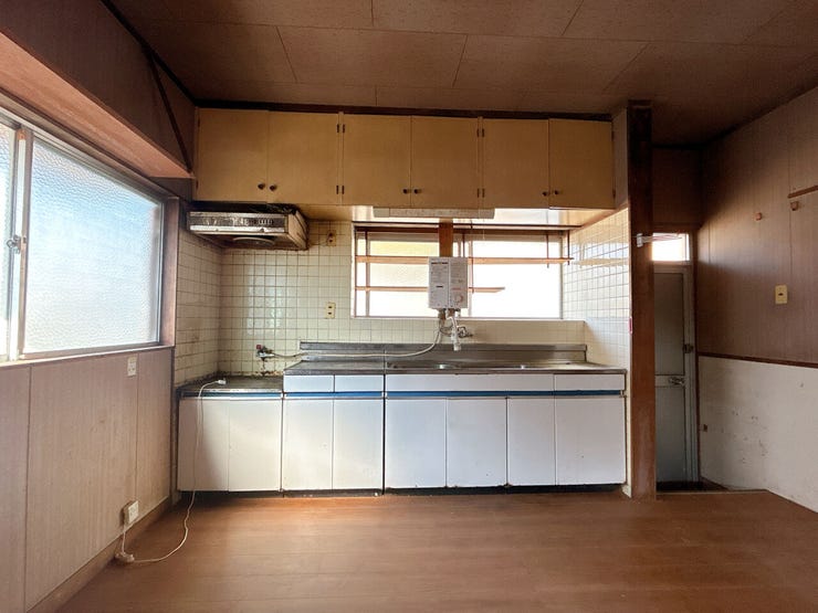 窓からの光で明るく開放的な、ゆとりあるキッチンスペースです!