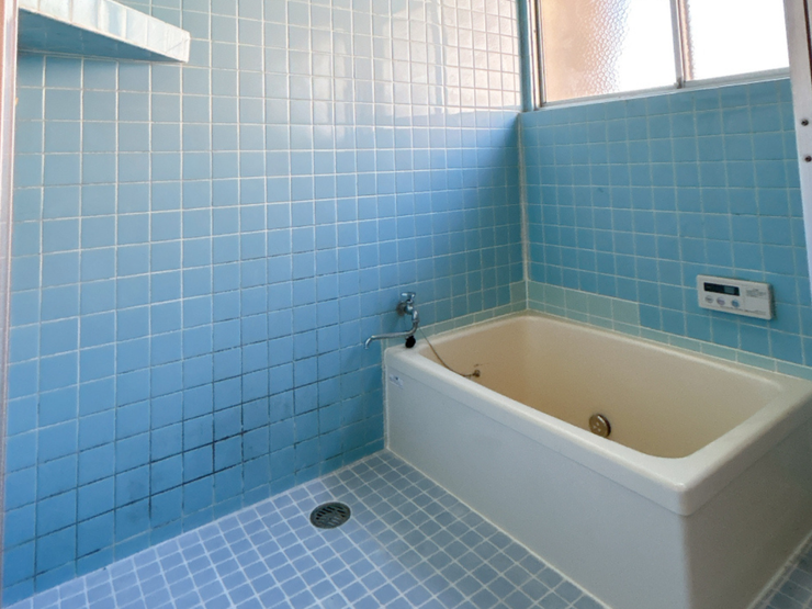 爽やかなブルーのタイルが印象的な、清潔感あふれるバスルームです!