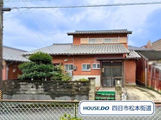 【外観】
泊山小学校/南中学校エリアに建つ2023年に室内フルリノベ済♪ウッドデッキと南庭のある3LDKです。周辺環境の確認を兼ねて一度現地をご見学してみませんか。