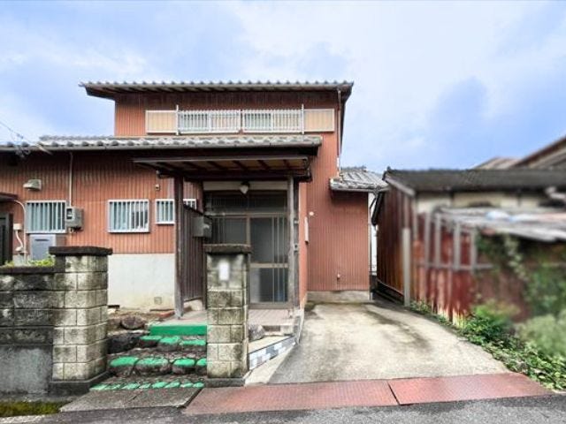 玄関前に1台停められる駐車場