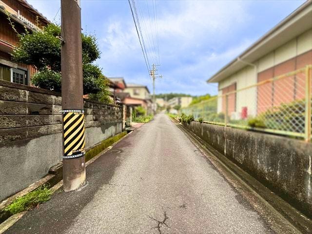 幅員約3.5mの前面道路です。セットバックが必要な道路となります。大型車が入ってこれないので、騒音などの心配はありません。