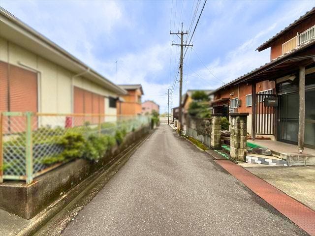 幅員約3.5mの前面道路です。セットバックが必要となりますが、道路幅が広がるので車の出し入れもしやすくなりますね。