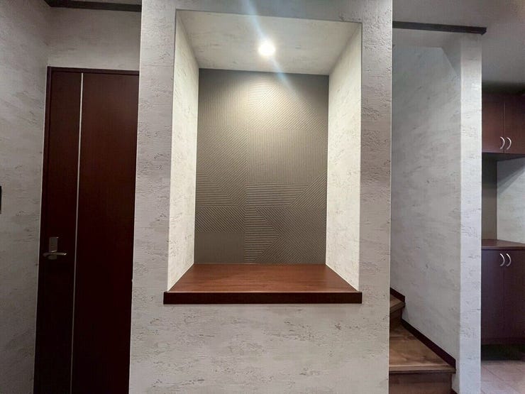 玄関には高級感のある飾り棚付き♪