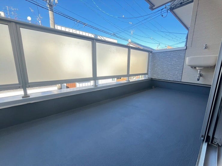 開放感のある2Fの広々バルコニー付き!お洗濯もラクラク♪広々としたバルコニーで陽光と風を感じる暮らし
