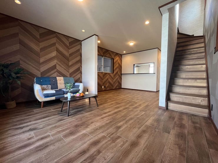 【居間・リビング】
リフォーム済みのおしゃれなデザイン空間♪
17帖の広々リビングご家族みんなでゆったり過ごせます♪